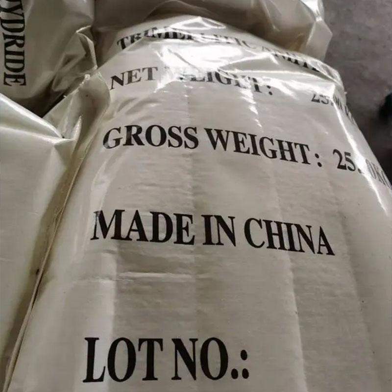 Napa bahan kimia organik kritis ing industri modern?